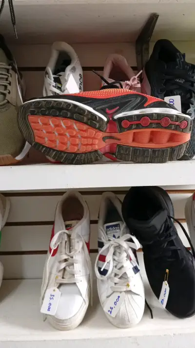 Zapatillas deportivas Nike naranjas y negras - miniatura 3