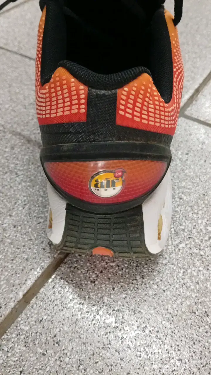 Zapatillas deportivas Nike naranjas y negras - 5