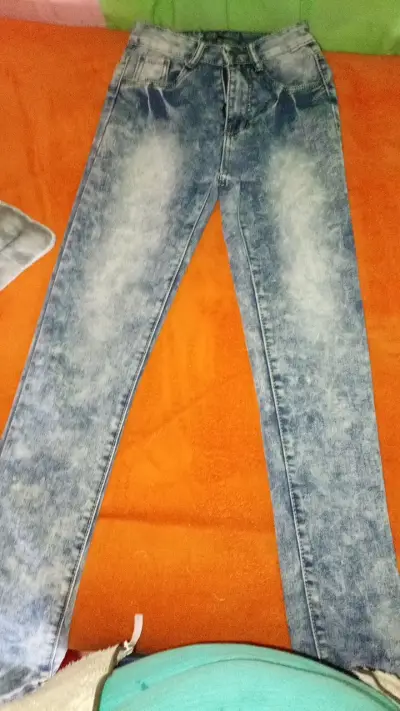 Jeans de mezclilla azul claro para mujer - miniatura 1