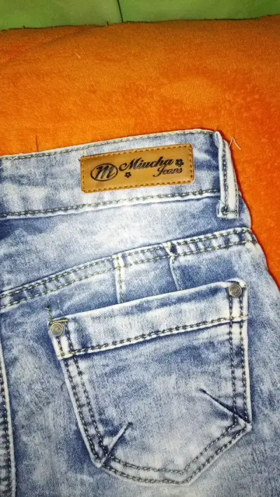 Jeans de mezclilla azul claro para mujer - miniatura 3