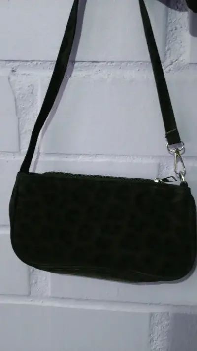 Cartera de hombro con estampado animal print - miniatura 1