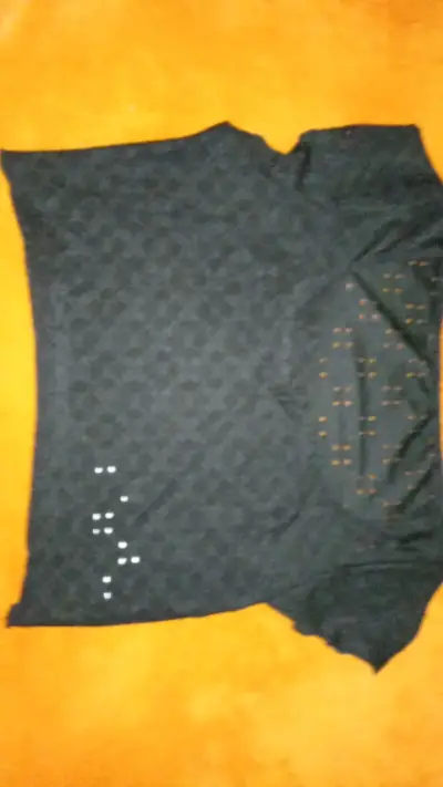 Blusa negra con diseño calado para mujer - miniatura 1