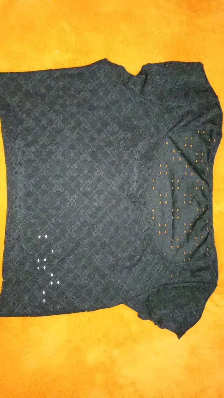Blusa negra con diseño calado para mujer - 2