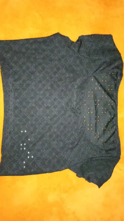 Blusa negra con diseño calado para mujer - miniatura 2