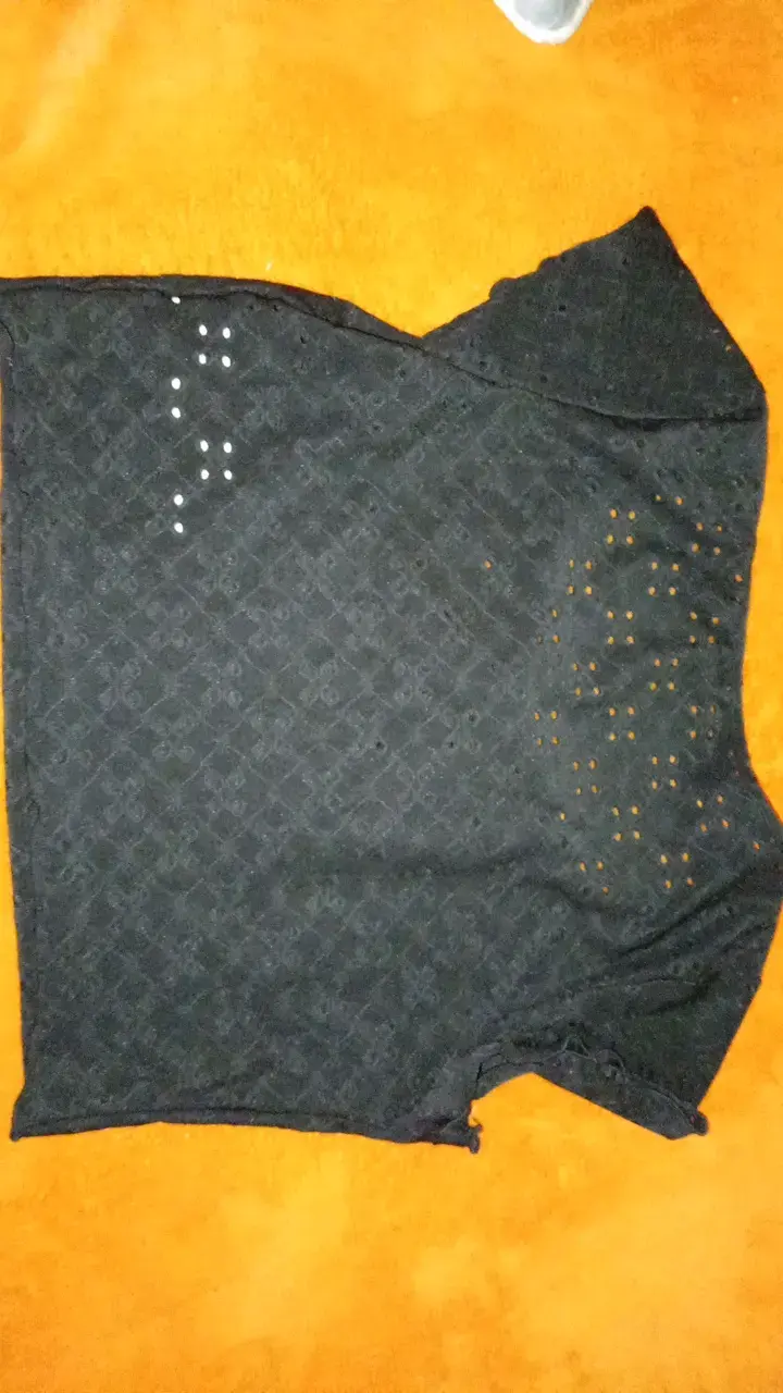 Blusa negra con diseño calado para mujer - 3