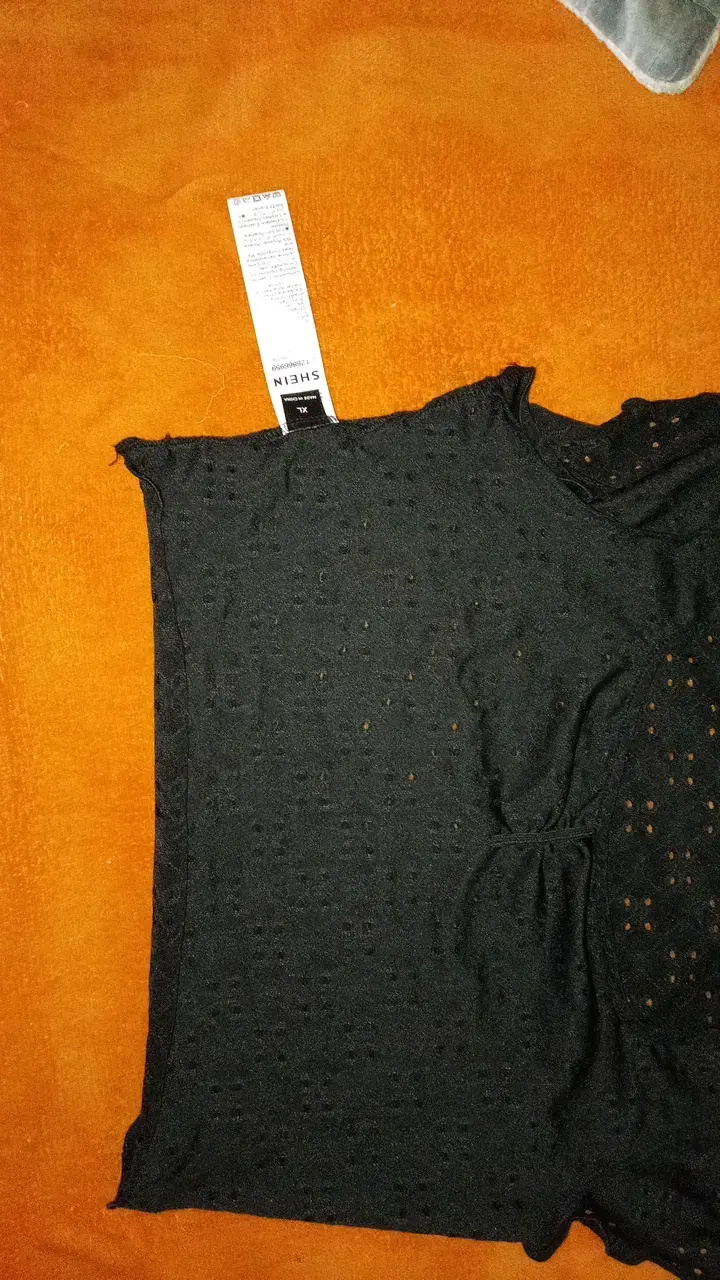 Blusa negra con diseño calado para mujer - 4