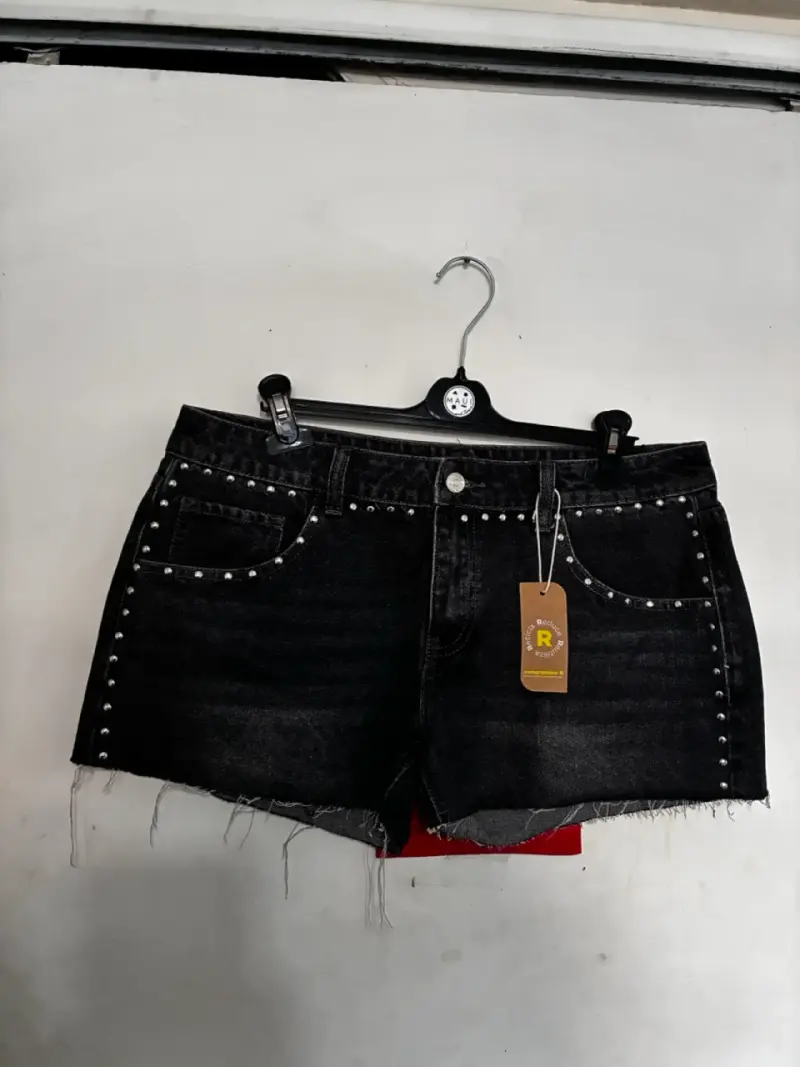 Shorts de mezclilla negros con tachas para mujer - 3