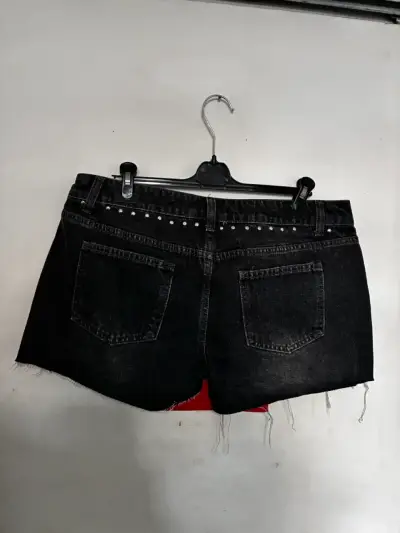 Shorts de mezclilla negros con tachas para mujer - miniatura 4