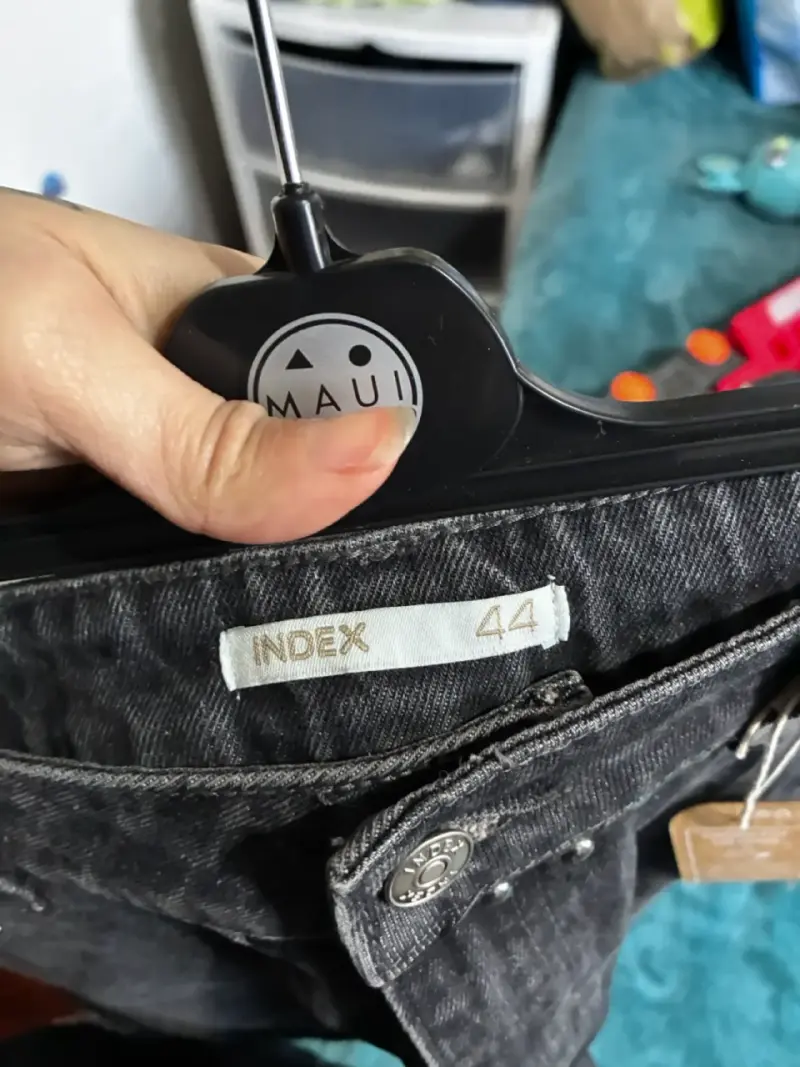 Shorts de mezclilla negros con tachas para mujer - 5