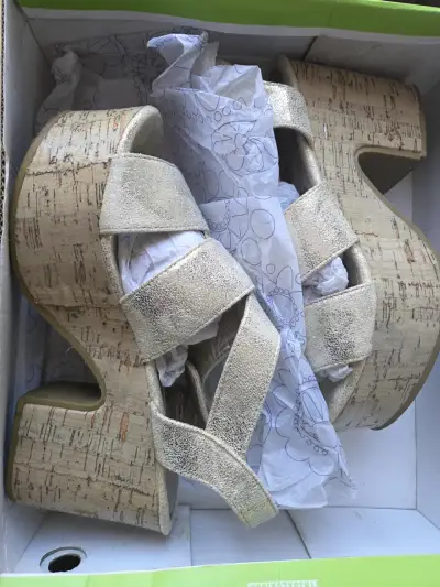 Sandalias de plataforma doradas con tacón de corcho - miniatura 1
