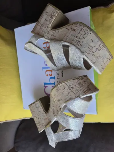 Sandalias de plataforma doradas con tacón de corcho - miniatura 2