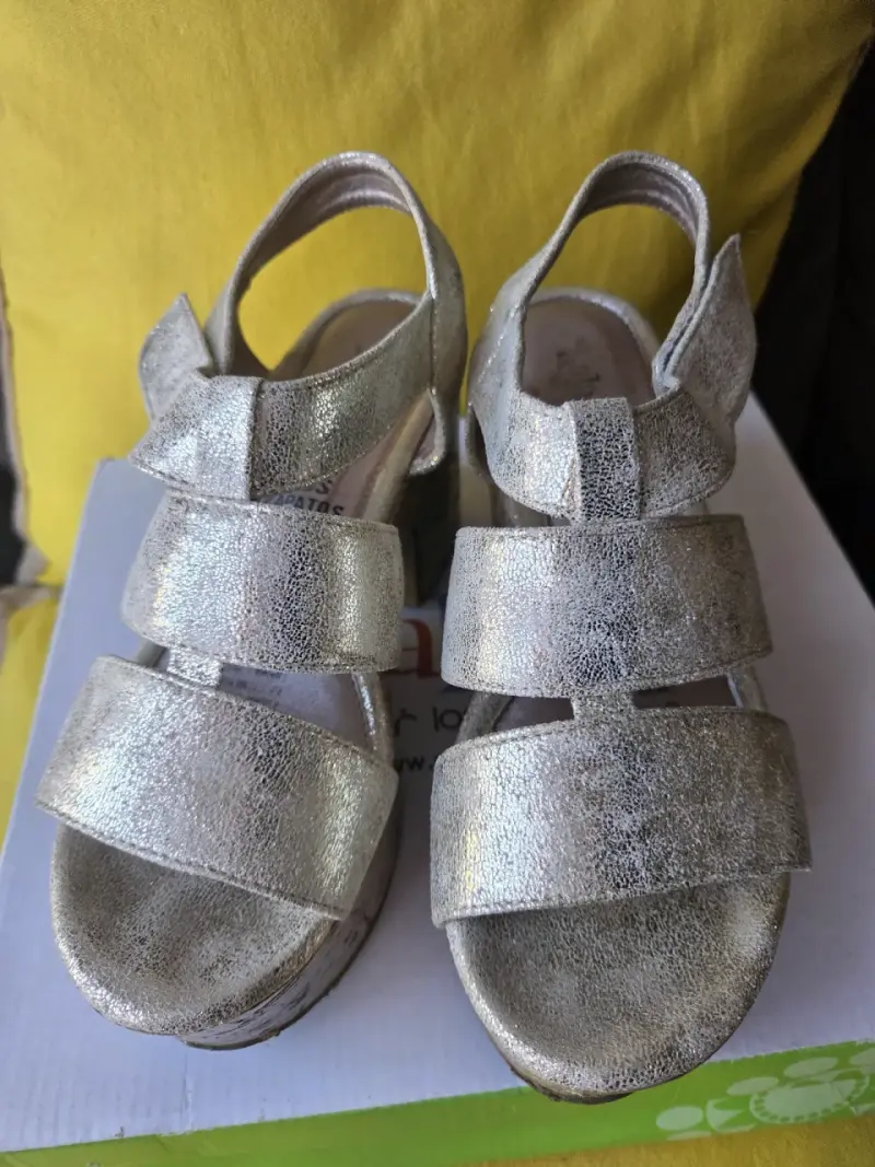 Sandalias de plataforma doradas con tacón de corcho - 3