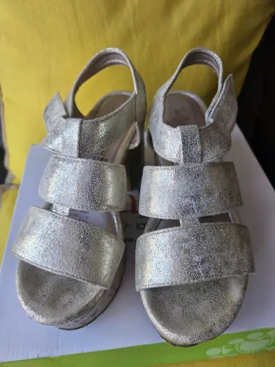 Sandalias de plataforma doradas con tacón de corcho - miniatura 3