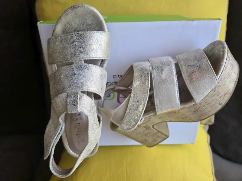 Sandalias de plataforma doradas con tacón de corcho - 4
