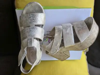 Sandalias de plataforma doradas con tacón de corcho - miniatura 4
