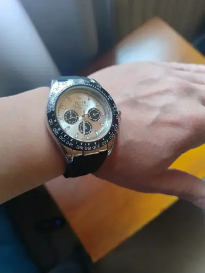 Reloj de pulsera Rolex con correa negra - miniatura 1
