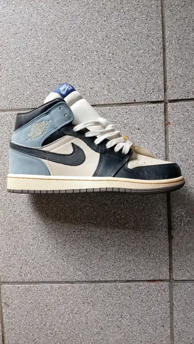 Zapatillas Nike Air Jordan 1 Mid Azul y Blanco - miniatura 1