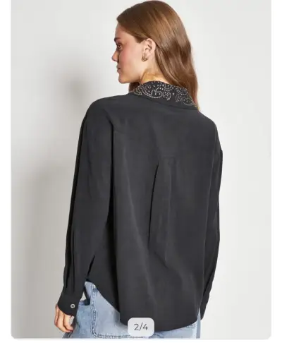 Camisa negra con detalles bordados para mujer - miniatura 2