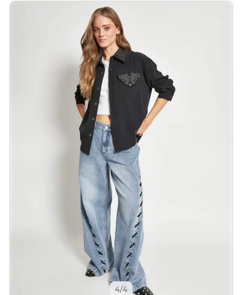 Camisa negra con detalles bordados para mujer - 4