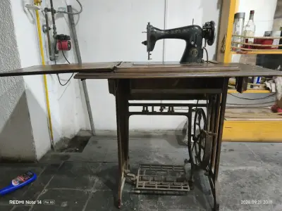 Máquina de Coser Antigua con Mesa de Pedal - miniatura 1
