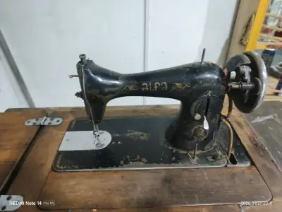 Máquina de Coser Antigua con Mesa de Pedal - miniatura 2