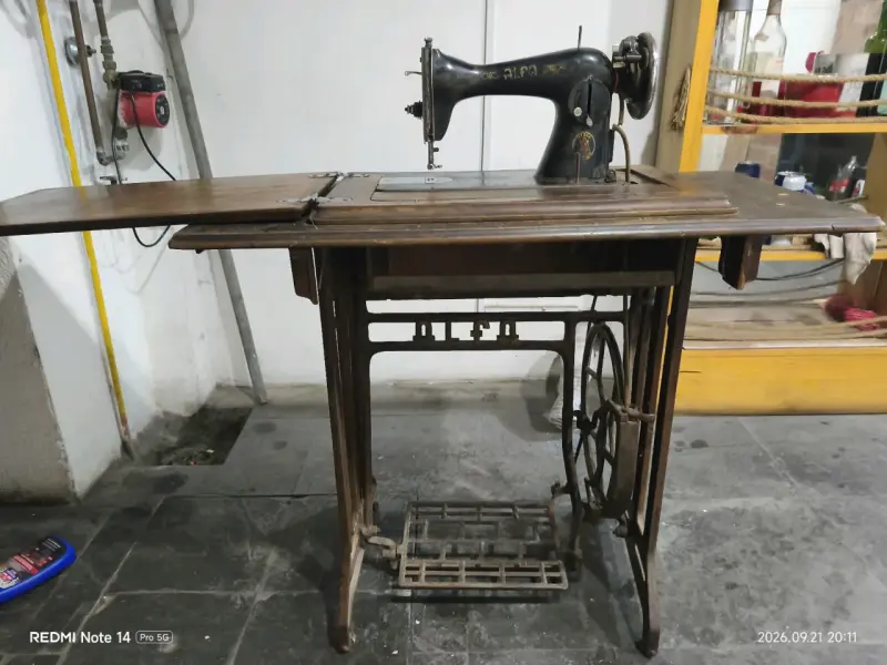 Máquina de Coser Antigua con Mesa de Pedal - 3