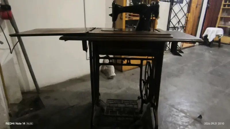 Máquina de Coser Antigua con Mesa de Pedal - 4