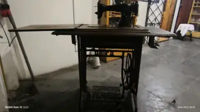 Máquina de Coser Antigua con Mesa de Pedal - miniatura 4