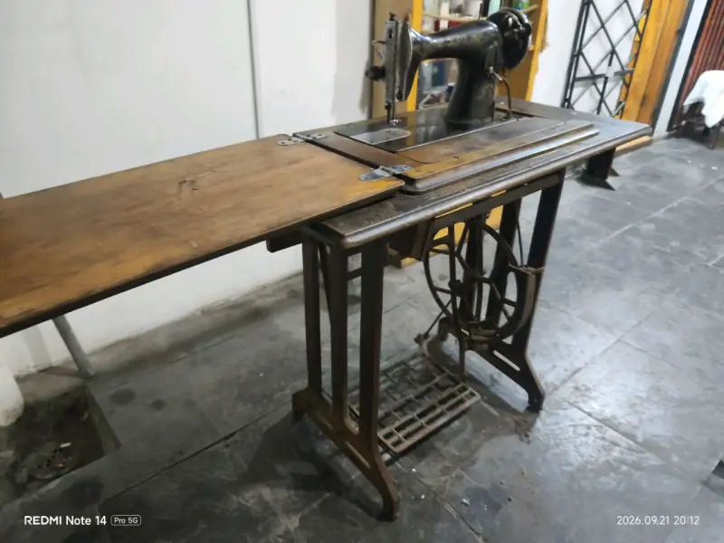 Máquina de Coser Antigua con Mesa de Pedal - 5