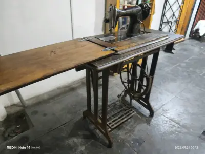 Máquina de Coser Antigua con Mesa de Pedal - miniatura 5