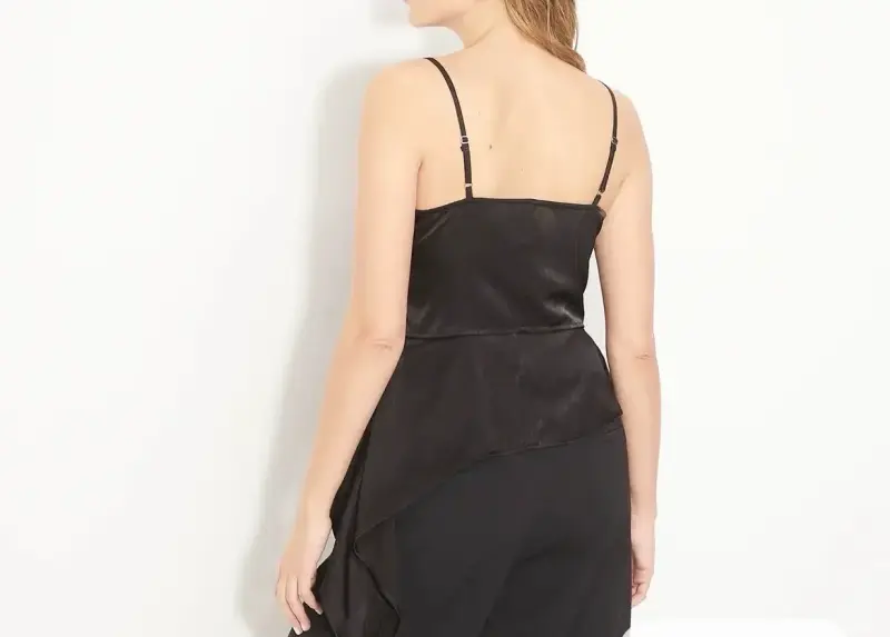Blusa negra de tirantes con diseño asimétrico - 2
