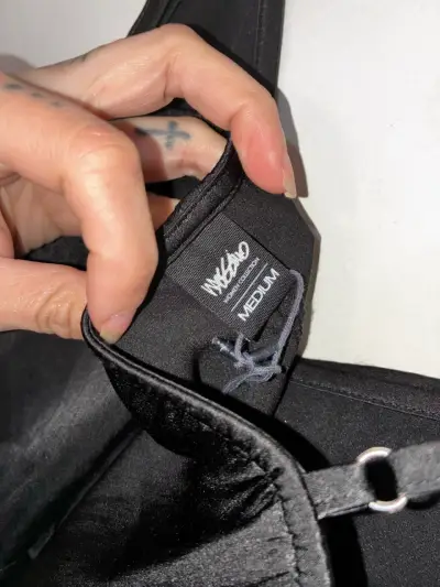 Blusa negra de tirantes con diseño asimétrico - miniatura 4
