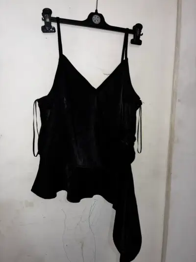 Blusa negra de tirantes con diseño asimétrico - miniatura 5