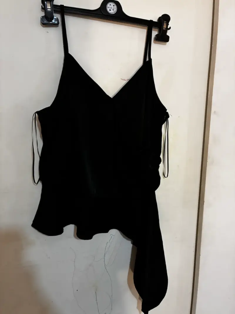 Blusa negra de tirantes con diseño asimétrico - 6