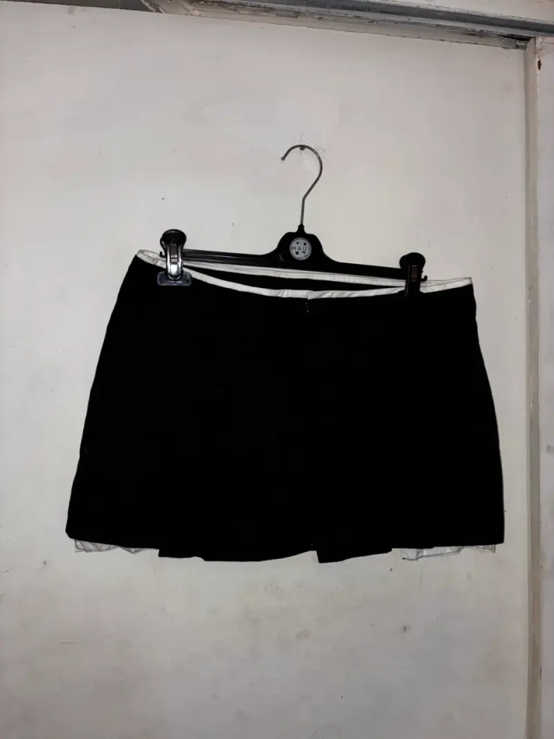 Falda corta negra Paula Fernández para Falabella - 2