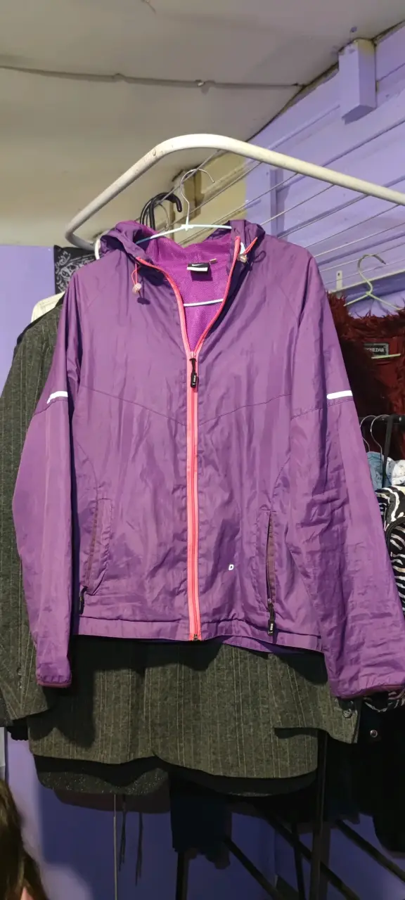 Chaqueta cortavientos deportiva morada
