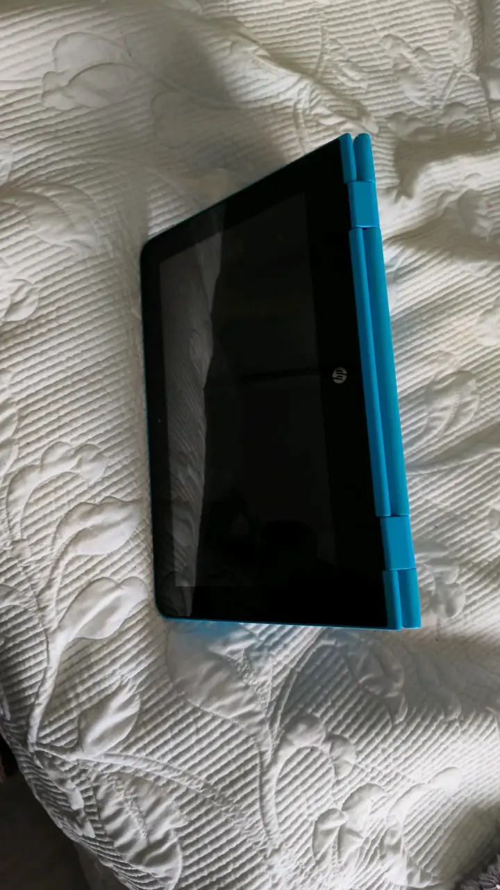 Notebook convertible HP azul en buen estado - 2
