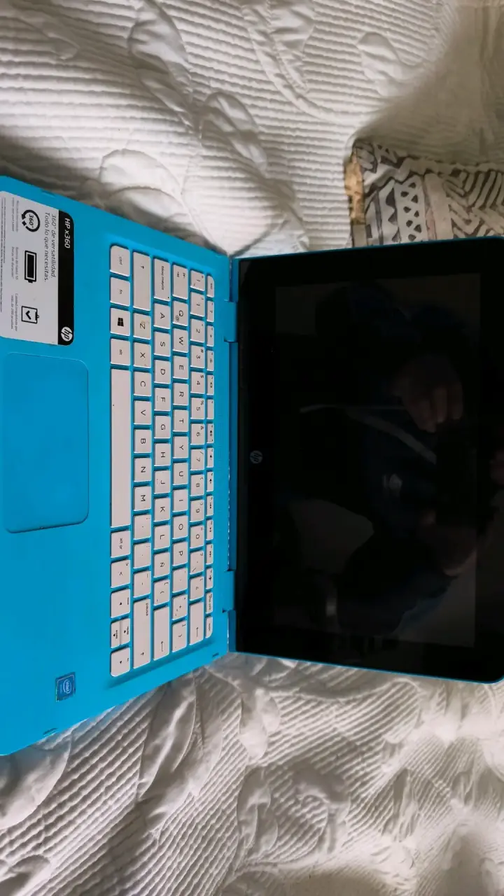Notebook convertible HP azul en buen estado - 4