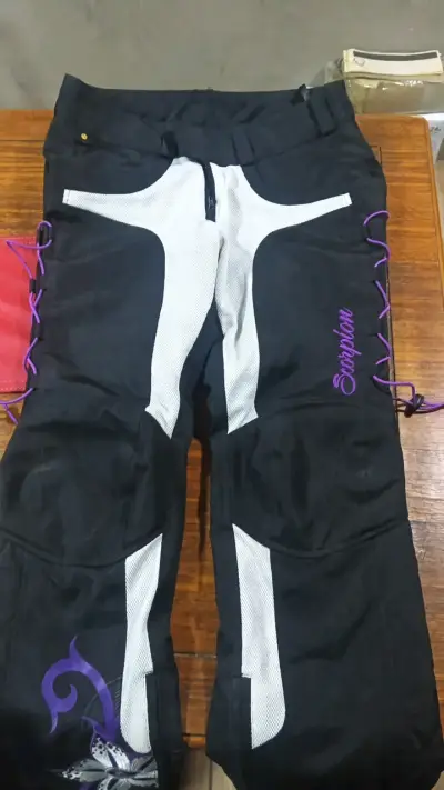Pantalon de moto Scorpion negros con diseño flora - miniatura 1