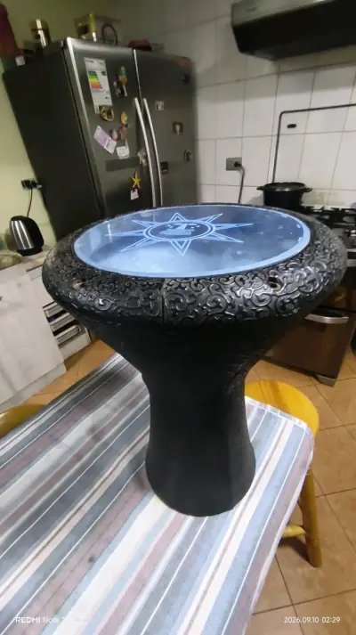 Darbuka negra con diseño decorativo - miniatura 1