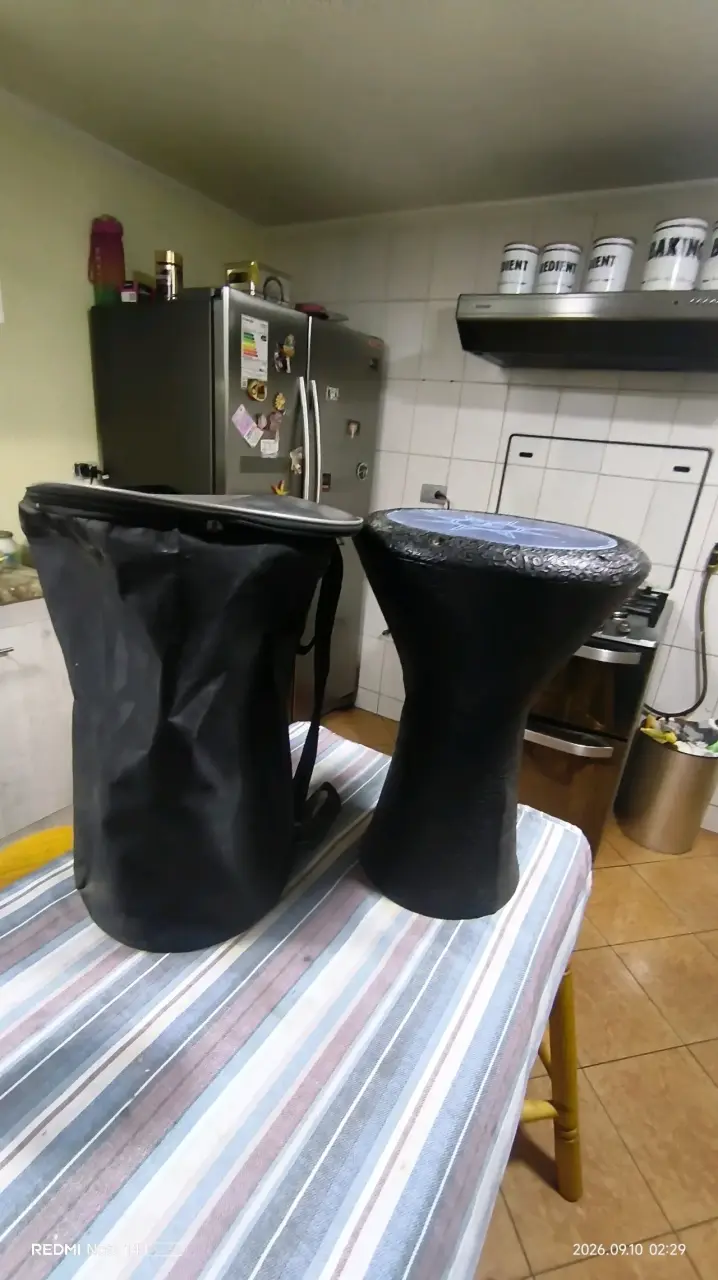 Darbuka negra con diseño decorativo - 2