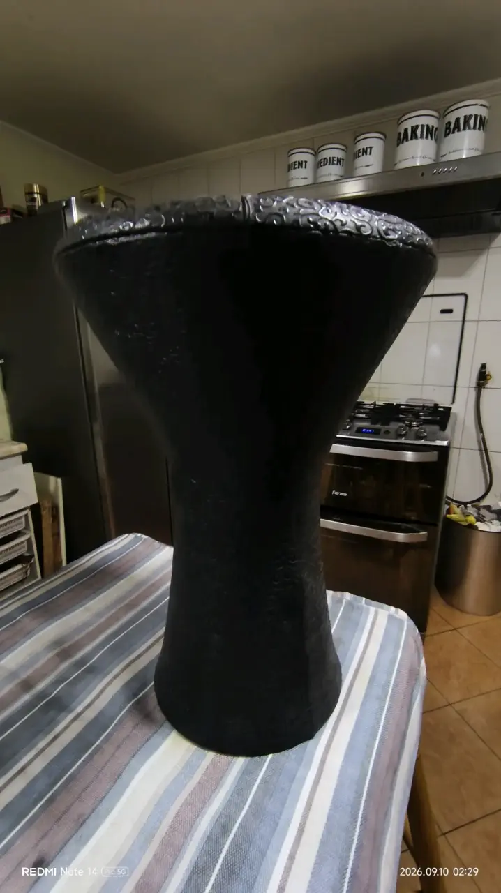 Darbuka negra con diseño decorativo - 3