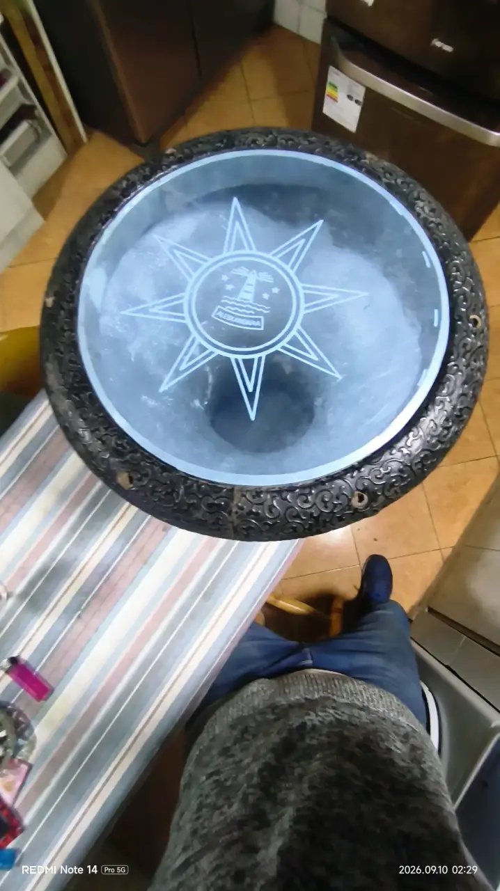 Darbuka negra con diseño decorativo - 4