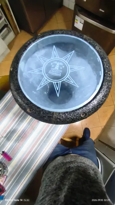 Darbuka negra con diseño decorativo - miniatura 4