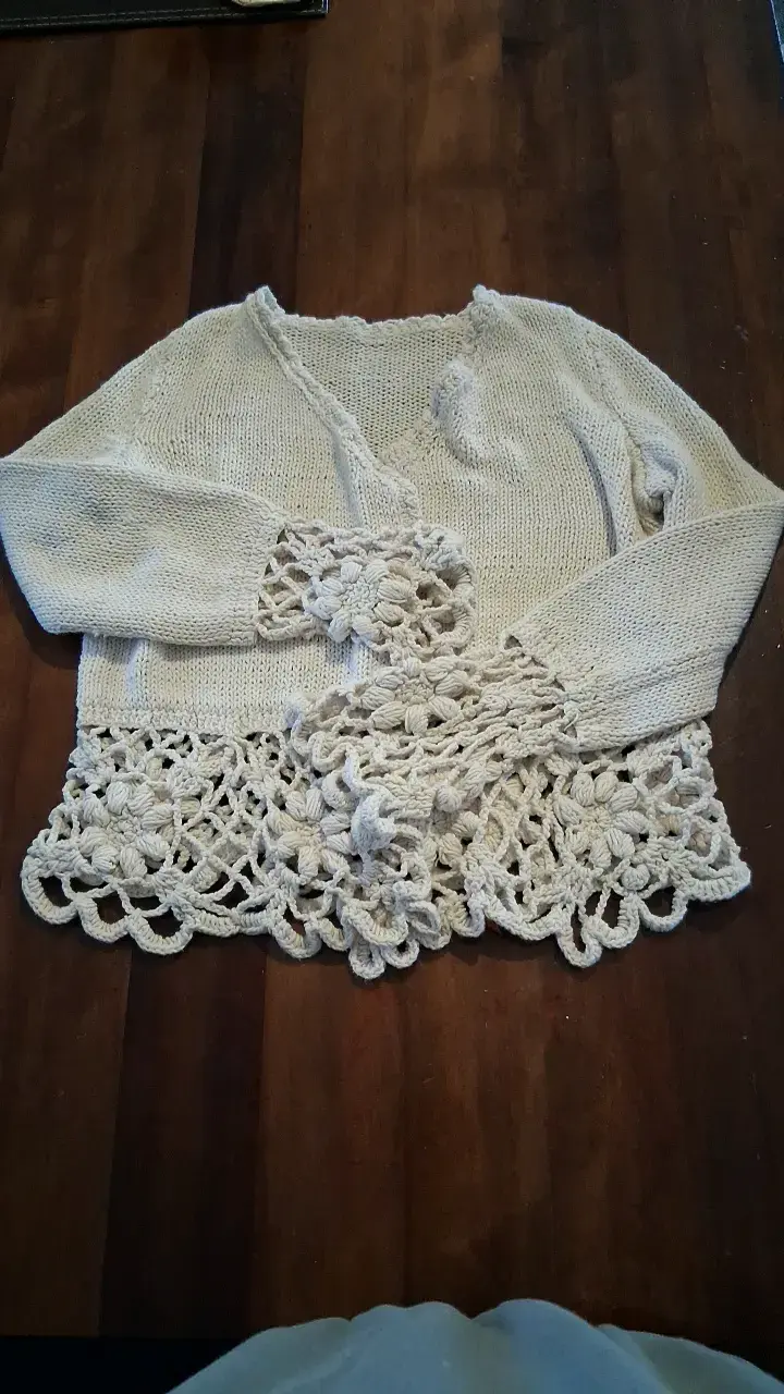 Chaleco tejido beige con diseño floral - 1