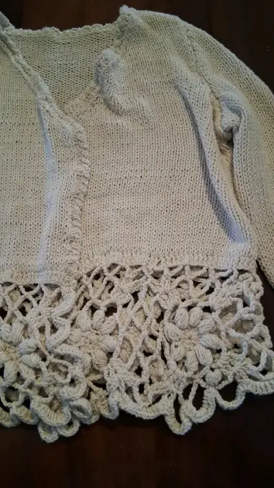 Chaleco tejido beige con diseño floral - miniatura 2