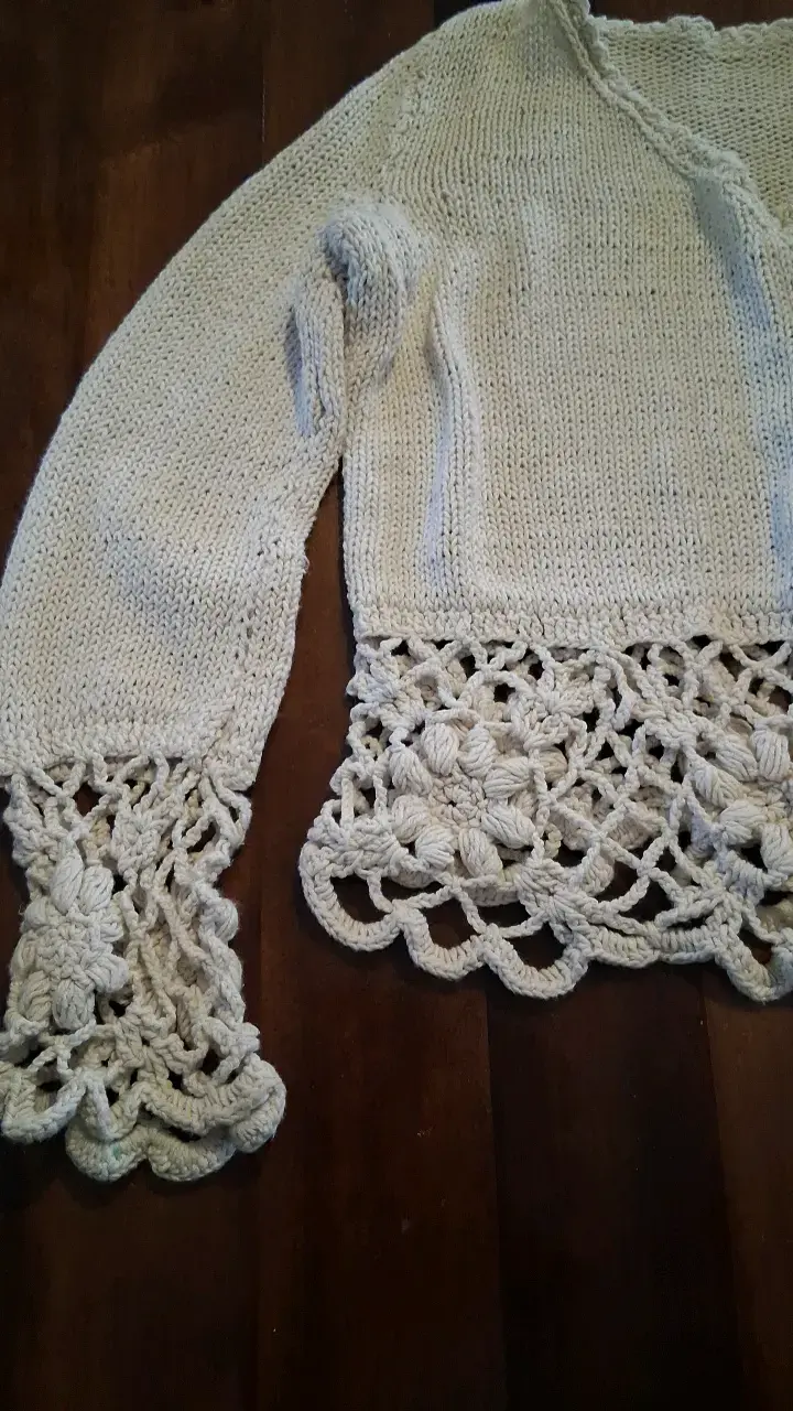 Chaleco tejido beige con diseño floral - 3