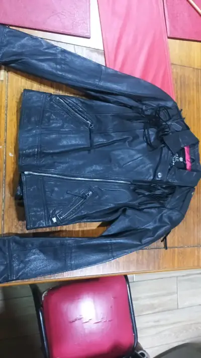 Chaqueta de cuero negra con flecos - miniatura 1