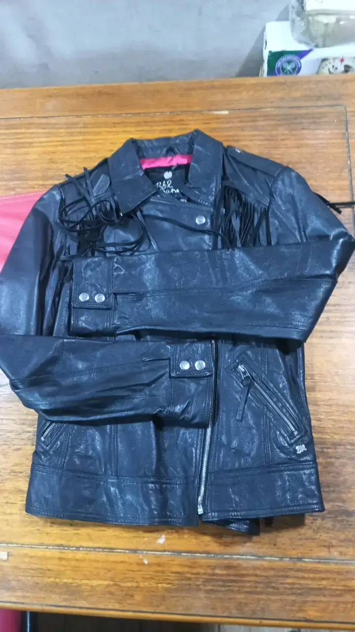 Chaqueta de cuero negra con flecos - 2