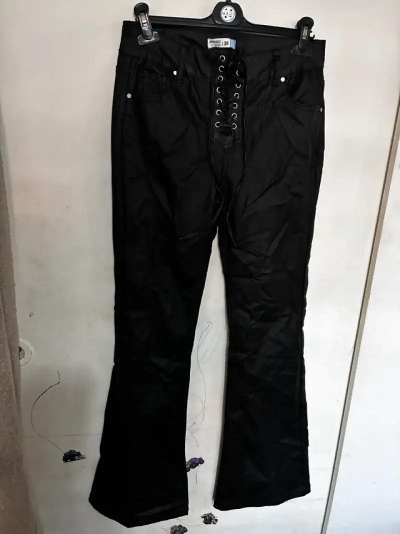 Pantalones acampanados negros con cordones engomad - 4